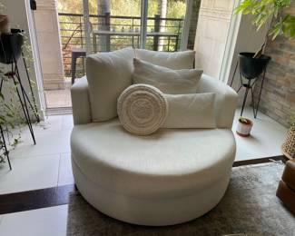 Large round chair 50x50 x29”