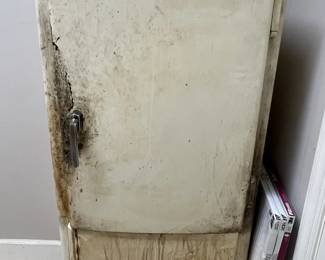 old working fridge