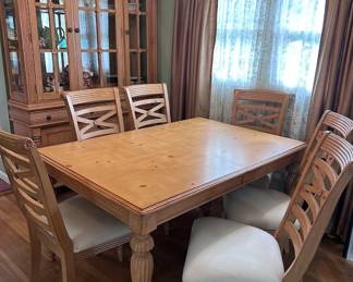 Dining room table set plus has an additional leaf