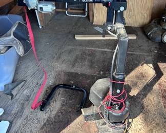 vehicle hitch-mounted mobility lift