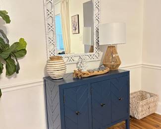 Inviting Entryway with heavy duty mirror