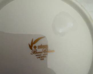 #55 - $250 - Mikasa Bone China Lacerna 168 service 