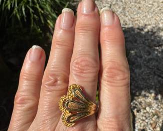 #132 - $500 - 18kt gold ring fan design size 6.5 - 6.8 gr 