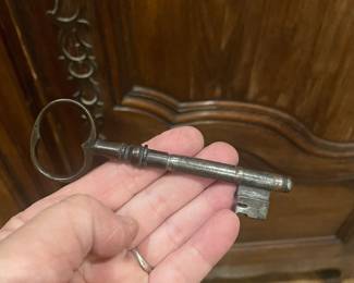 YES WE HAVE THE KEY TO THIS ARMOIRE    !!