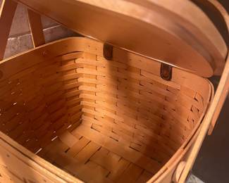 LONGABERGER  LIDDED W/ HANDLES LARGE BASKET 