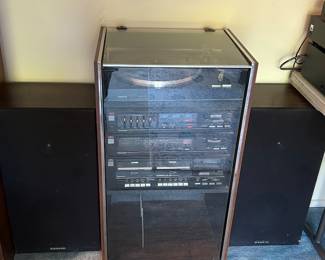 Sanyo stereo system with cabinet