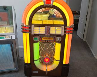 Wurlitzer One More Time 1015 Jukebox. The homeowner said it worked but after they moved it didn't... It turns on but needs to be serviced.