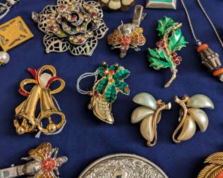 Leru clip-on earrings, Brooches ,vintage necklaces