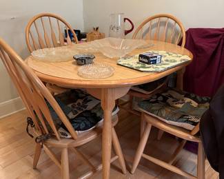 Kitchen table and chairs with 1 leaf
