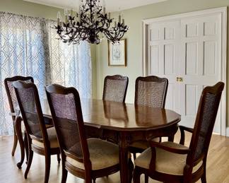 Dining Room Table & 6 Chairs