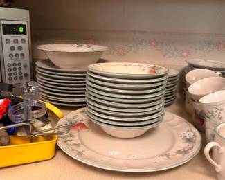 Mikasa peach blossom china dinnerware set with plates and bowls