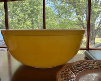 Vintage Pyrex Olive Green mixing bowl with reticulated plate