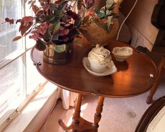 Mahogany tilt-top pedestal tea table with floral arrangement