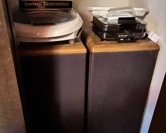 Stereo equipment speakers