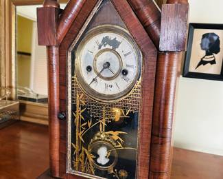 Clock with cameo pendulum 