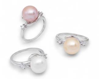 Three rings each featuring a different colored round pearl pink, champagnepeach