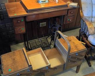 Accordion style sewing tote