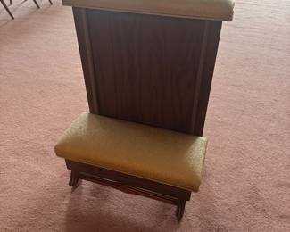  Casket kneeler