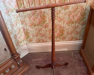 Primitive yarn skein holder