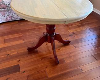 Adjustable table w/leaf