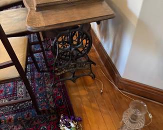 Antique Singer Treadle Sewing Machine Console Table – Cast Iron Base, Quarter Sawn Oak Top