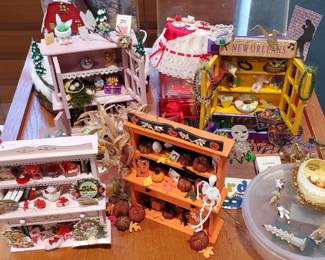 Lots of diaoramas and miniatures. 