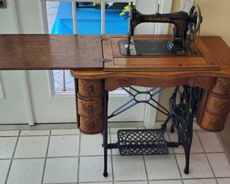 Antique Sewing Machine in excellent condition