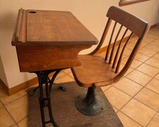 ANTIQUE OAK CAST IRON WOODEN SCHOOL DESK/CHAIR