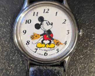Mickey Mouse Watch Not Moving, Time Cannot Be Adjusted