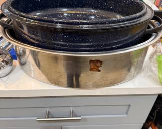 Stainless and enamel roasting pans