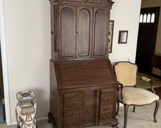 Desk/Cabinet, Chair, Decor