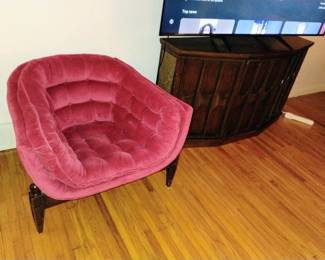 STYLISH MODERNIST LOUNGE CHAIR. TUFTED UPHOLSTERED BUCKET STYLE SEAT. UNUSUAL THREE LEG WOOD FRAME.