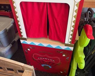 Le Toy Van Theatre Puppet Theatre
