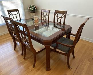 Dining room table with 4 side chairs, 2 armchairs and 2 leaves.....