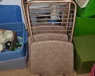 We have (4) matching retro folding chairs hsirs