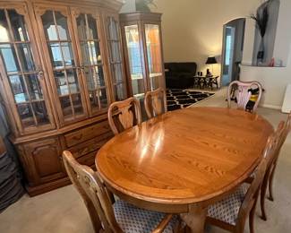 Thomasville China cabinet and table, 6 chairs and two leaves. Huge