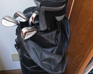 Nice set of golf clubs 