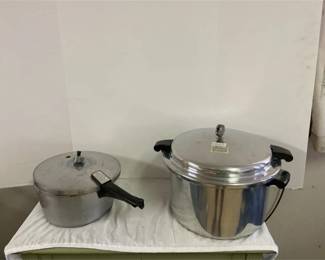 2 Pressure Cookers 2 Sizes