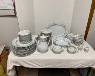 Twelve Piece Complete Set Style House Fine China Picardy