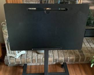 Eisel adjustable table