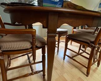 Dining table with Chairs and leaf- Great Condition MAY BE PURCHASED IN ADVANCE
