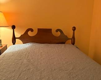 Vintage wooden 4 post bed Queen Bedspread