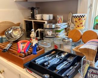 Kitchen counter lot, coffee maker, silverware tray, mugs, silver bowl, Nashville collectible