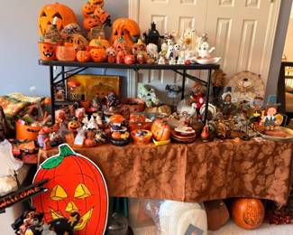 Halloween decorations, pumpkins, jack-o-lanterns, Welcome sign, seasonal collectibles table lot