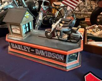 Harley-Davidson diorama display piece, motorcycle rider figurine, red base, HD collectible
