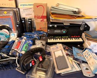 Electronics lot, keyboard synthesizer, headphones, flashlights, binoculars, gadgets