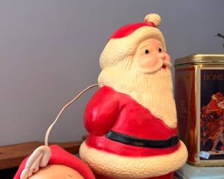 Vintage ceramic Santa Claus figurines, large and small, Christmas collectible