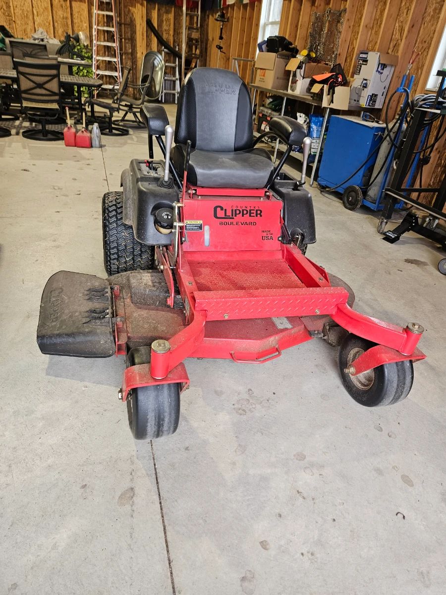 County Clippe 60" Zero Turn Lawnmower with 248 Hours