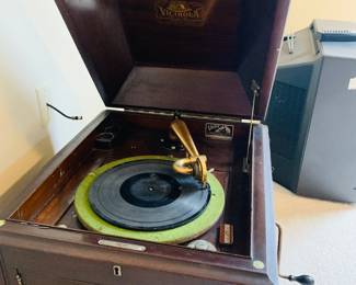 early hand cranked Victor Victrola phonography plus we have the early 78 records