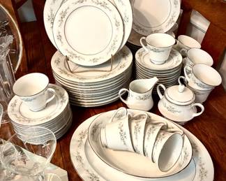 64 pc set Noritake China, Melissa pattern